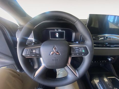 Used 2025 Mitsubishi Outlander SE FWD image 12