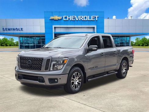 Used 2018 Nissan Titan SV w/ SV Convenience Package RWD image 2