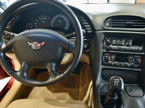 Used 2004 Chevrolet Corvette Convertible w/ Preferred Equipment Group RWD image 17