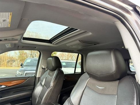 Used 2017 Cadillac Escalade Luxury AWD/4WD image 28