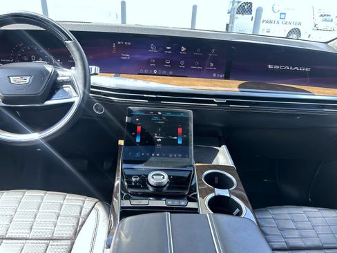 Used 2025 Cadillac Escalade Sport Platinum w/ LPO, ONYX Package AWD/4WD image 17