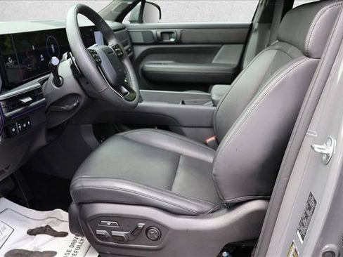 Used 2025 Hyundai Santa Fe Calligraphy AWD/4WD image 11