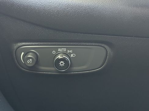 Certified 2018 Chevrolet Equinox LT FWD image 30