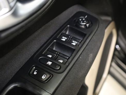 Used 2017 Jeep Renegade Latitude image 18