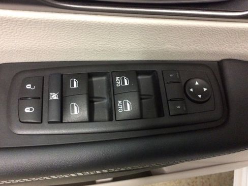 Used 2024 Chrysler Pacifica Touring-L AWD/4WD image 14