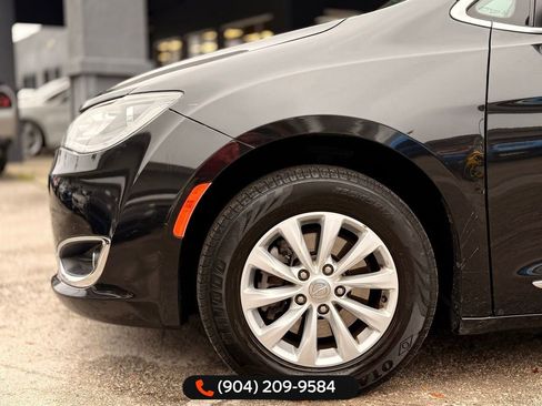 Used 2019 Chrysler Pacifica Touring-L image 12