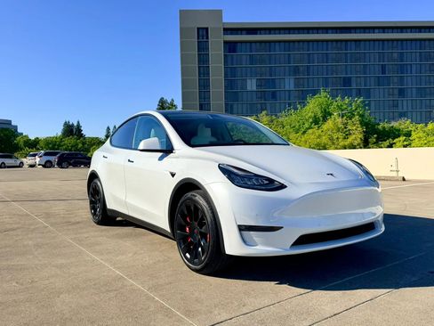 Used 2022 Tesla Model Y Long Range AWD/4WD image 1