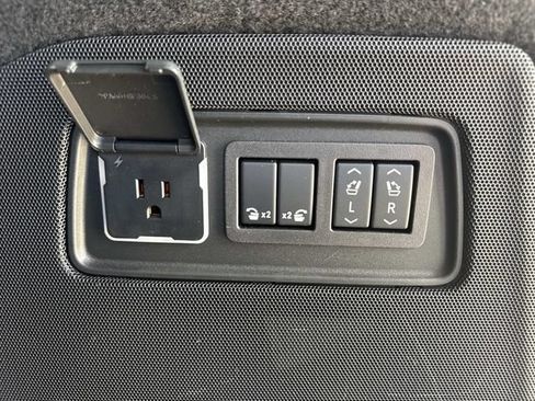 Used 2025 Cadillac Escalade Sport Platinum w/ LPO, ONYX Package AWD/4WD image 13