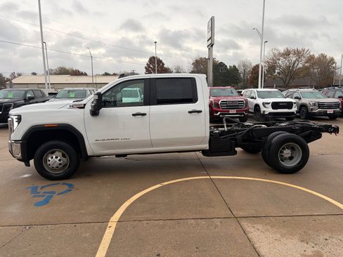 Used 2024 GMC Sierra 3500 Pro w/ Convenience Package image 3