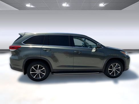 Used 2019 Toyota Highlander XLE FWD image 7
