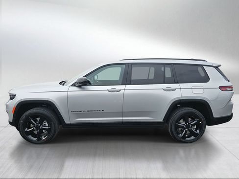 New 2025 Jeep Grand Cherokee L Altitude image 3
