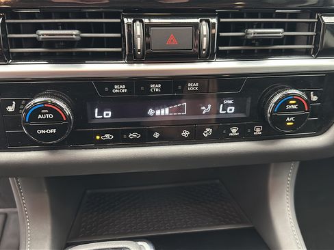 Used 2024 Nissan Pathfinder SV AWD/4WD image 21