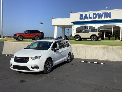 Used 2023 Chrysler Pacifica Limited image 3