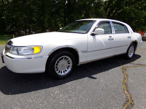 Used 2001 Lincoln Town Car Cartier RWD image 1