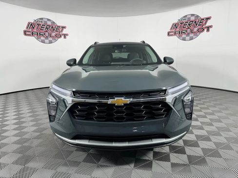 Used 2025 Chevrolet Trax LT image 2