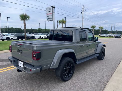 Used 2023 Jeep Gladiator Overland AWD/4WD image 3