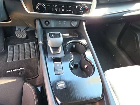 Used 2025 Nissan Rogue S image 19