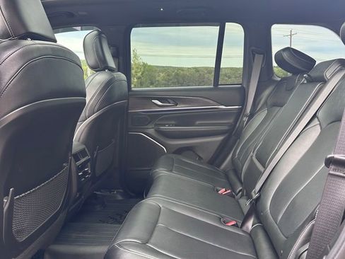 Used 2022 Jeep Grand Cherokee Overland AWD/4WD image 12