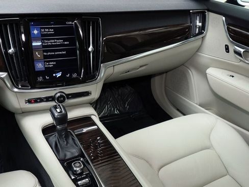 Used 2019 Volvo S90 T5 Momentum image 40