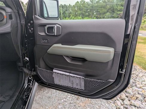 New 2025 Jeep Gladiator Mojave w/ Convenience Group image 30