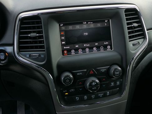 Used 2021 Jeep Grand Cherokee Laredo image 21