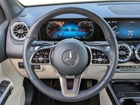 Used 2023 Mercedes-Benz EQB 300 4MATIC image 14