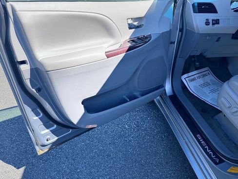 Used 2013 Toyota Sienna XLE AWD/4WD image 7