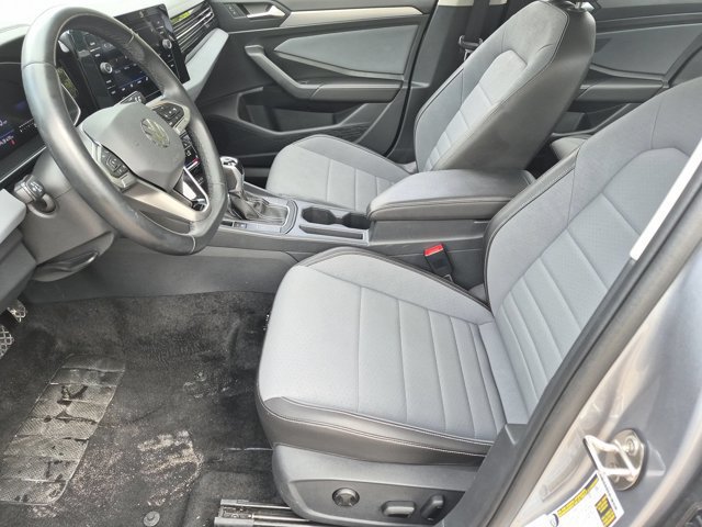 Used 2025 Volkswagen Jetta SE FWD image 24