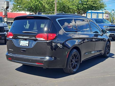 Used 2018 Chrysler Pacifica L FWD image 6