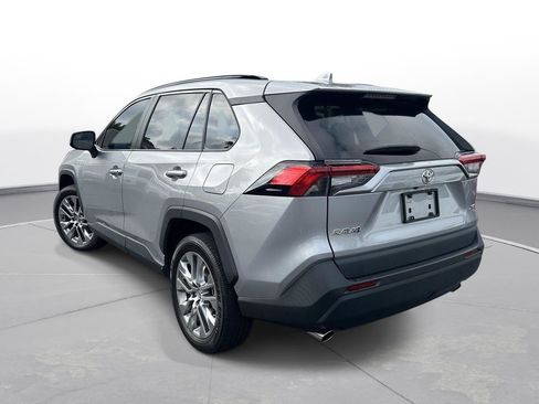 Used 2020 Toyota RAV4 XLE Premium FWD image 8