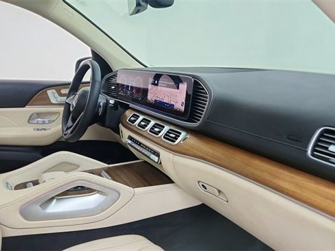 Used 2025 Mercedes-Benz GLS 450 4MATIC image 21