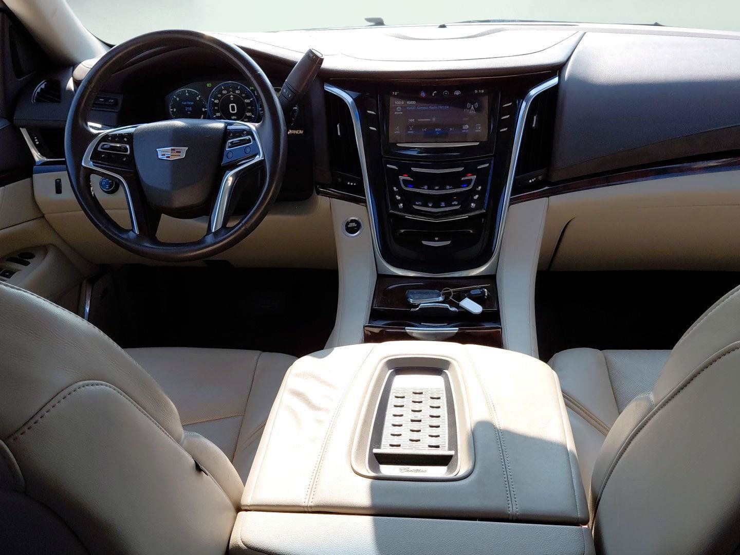 Used 2015 Cadillac Escalade Luxury AWD/4WD image 2