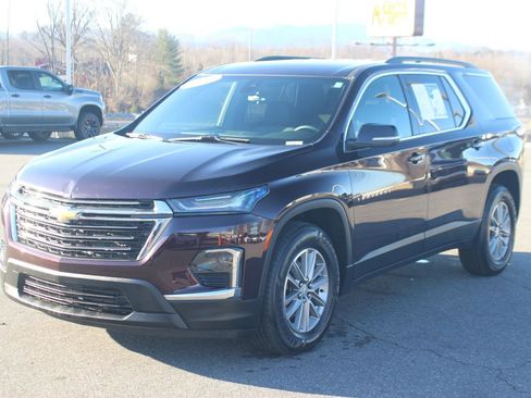 Used 2023 Chevrolet Traverse LT image 3