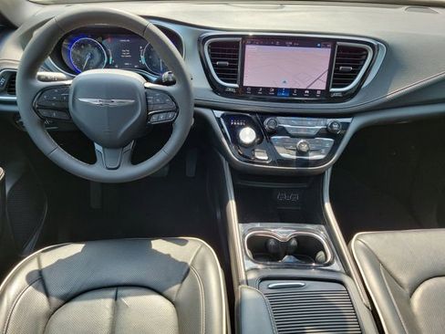 Used 2025 Chrysler Pacifica Limited FWD image 22