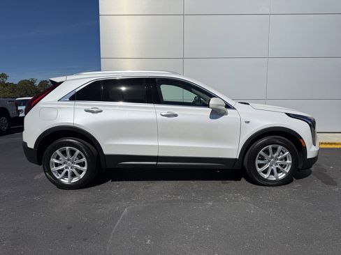 Used 2022 Cadillac XT4 Luxury w/ Driver Awareness Package image 3