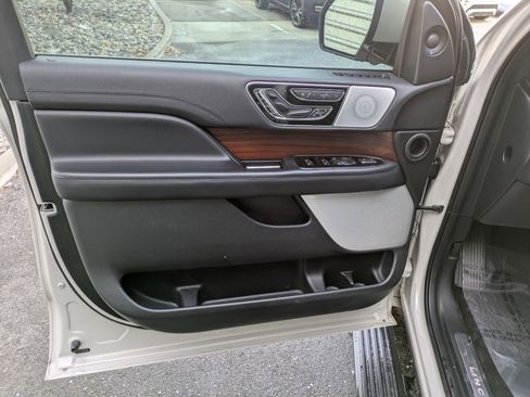 Used 2021 Lincoln Navigator Reserve image 13
