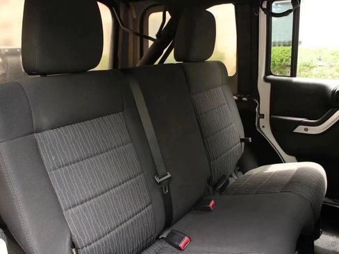 Used 2012 Jeep Wrangler Unlimited Sahara w/ Connectivity Group AWD/4WD image 30
