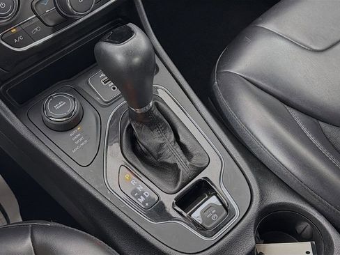Used 2019 Jeep Cherokee Latitude Plus AWD/4WD image 17