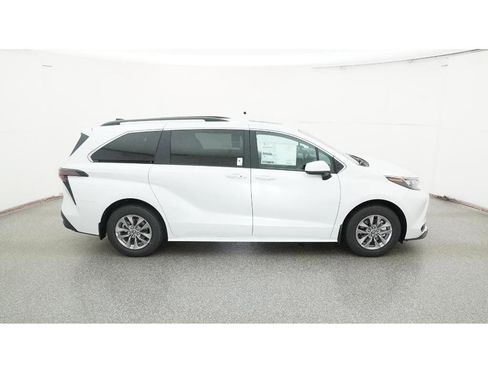 New 2026 Toyota Sienna XLE image 11