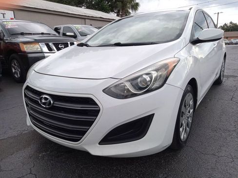 Used 2017 Hyundai Elantra GT FWD image 2