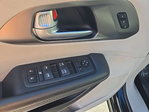 Used 2024 Chrysler Pacifica Touring-L image 10