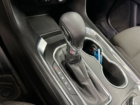 Used 2021 Chevrolet Traverse LT image 17