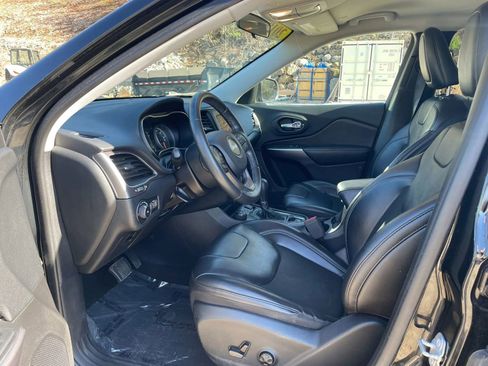 Used 2019 Jeep Cherokee Latitude Plus w/ Cold Weather Group AWD/4WD image 9