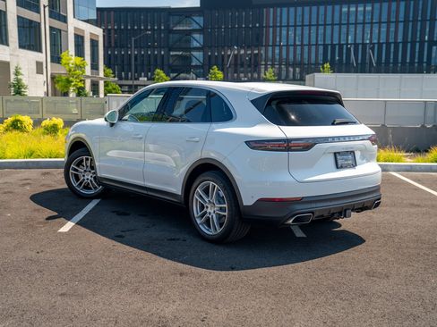 Certified 2022 Porsche Cayenne AWD/4WD image 3