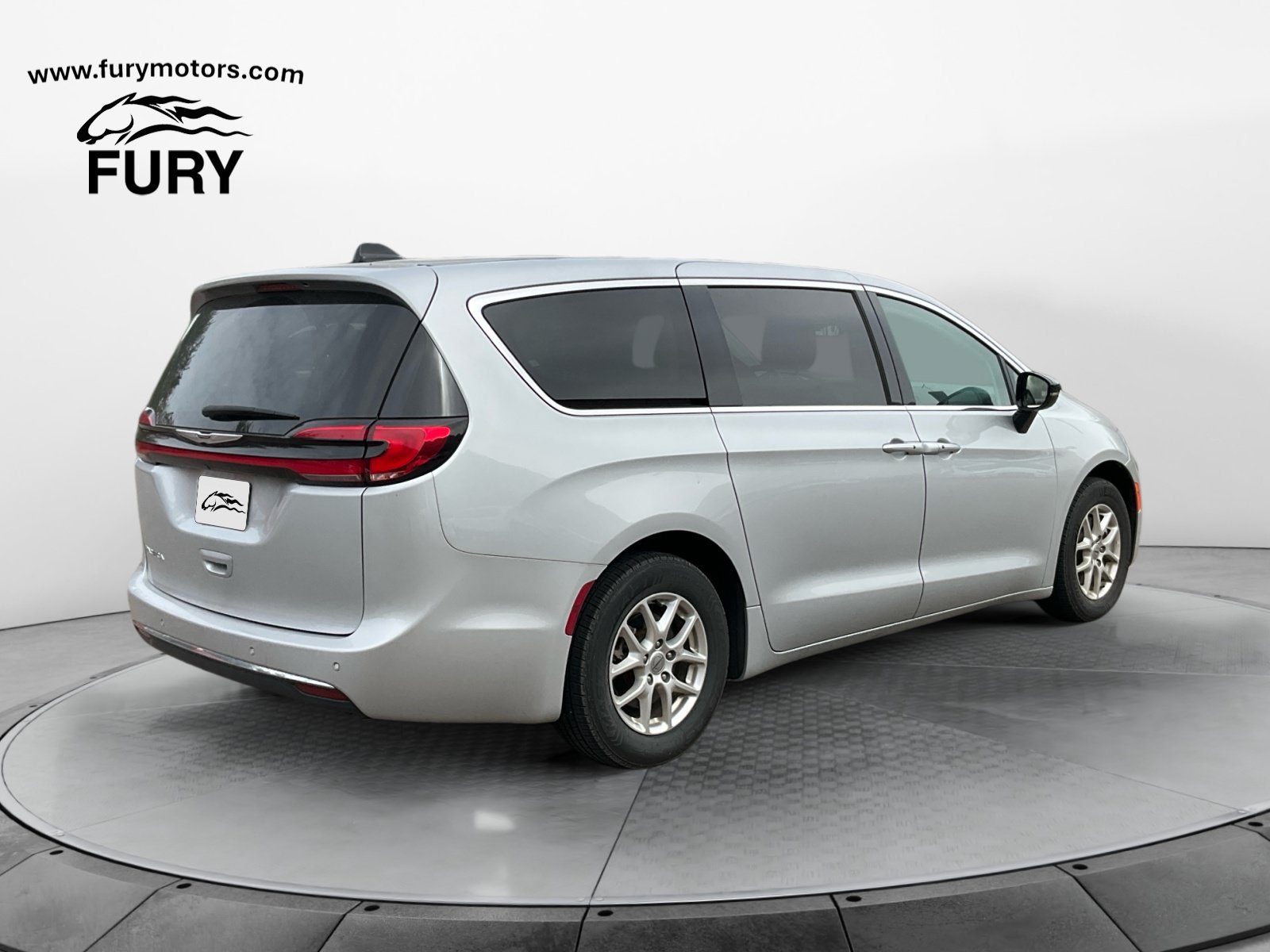 Used 2024 Chrysler Pacifica Touring-L FWD image 4