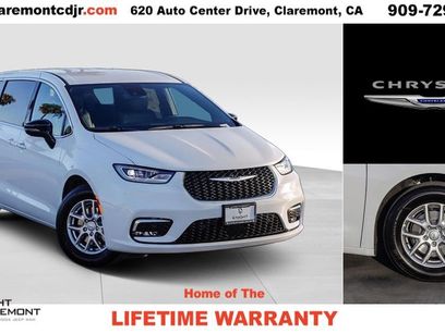 New 2025 Chrysler Pacifica Select