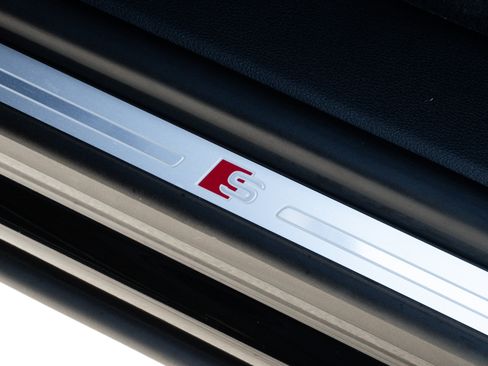 Certified 2025 Audi Q8 Prestige image 21