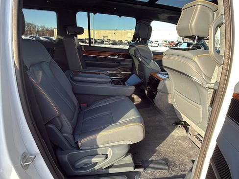 Used 2023 Jeep Grand Wagoneer Series II image 22