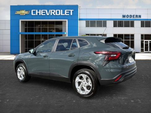 Used 2025 Chevrolet Trax LS w/ LS Convenience Package FWD image 3