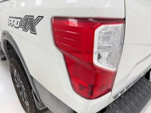 Used 2019 Nissan Titan PRO-4X w/ Pro-4x Convenience Package AWD/4WD image 17